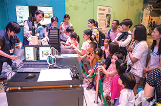Children queued up to get hands-on experience in using forensic scientifi c tools.