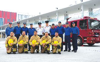 專責小組成員在消防及救護學院進行各項實驗及測試。