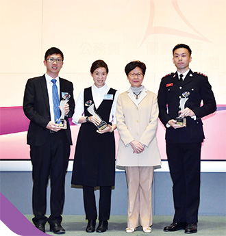 The Chief Executive, Mrs Carrie Lam Cheng Yuet-ngor (second right), presents the Gold Prize of the Inter-departmental Partnership Award to the representatives of FSD, WSD and BD at the Prize Presentation Ceremony of the Civil Service Outstanding Service Award Scheme 2019.