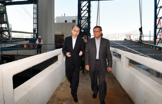 陈局长（左）到访东区，参观北角汽车渡轮码头的设施和了解码头运作。