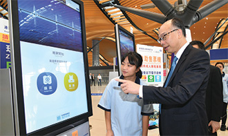 陈局长（右）视察港珠澳大桥香港口岸，并到旅检大楼出境大堂了解穿梭巴士自助售票机的运作情况。