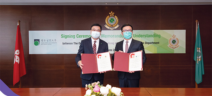 The Commissioner of Customs and Excise, Mr Hermes Tang (right), signed a Memorandum of Understanding with the President of the OUHK, Professor Wong Yuk-shan (left) on 11 June 2020.