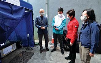 The Chief Executive, Mrs Carrie Lam (second right), accompanied by the Secretary for the Environment, Mr Wong Kam-sing (first left), and the Director of Drainage Services, Ms Alice Pang (first right), visited a sewage sampling site set up by DSD.