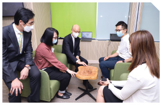 The Secretary for the Environment, Mr Wong Kam-sing (centre) exchanged views with Academy graduates.