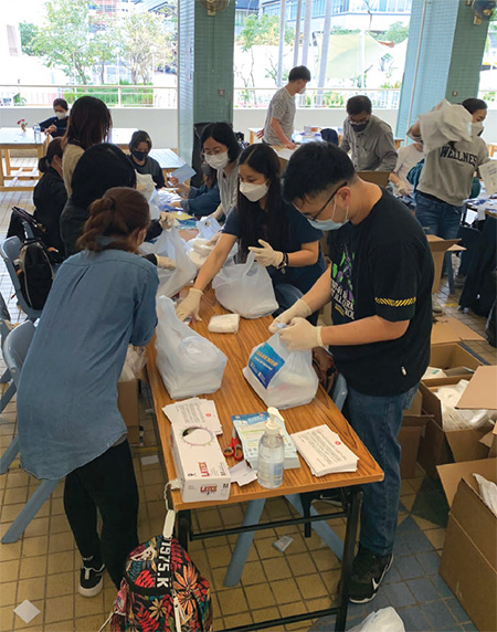 二零二二年三月三十日至四月一日，公司註冊處十八位同事參與「防疫服務包」的包裝工作。