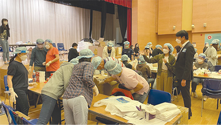 路政署同事於二零二二年三月三十至三十一日在康城社區會堂參與「防疫服務包」的包裝工作。