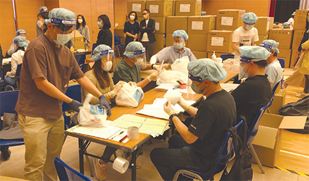 運輸署四十名來自不同職系的人員，於二零二二年三月三十及三十一日參與「防疫服務包」的包裝工作。