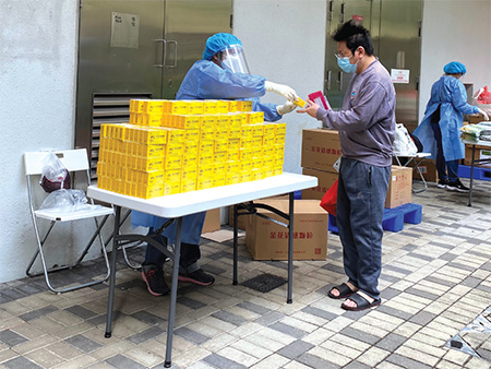 前食物及衞生局透過相關政府部門向接受「圍封強檢」的居民派發由國家捐贈的抗疫中成藥。