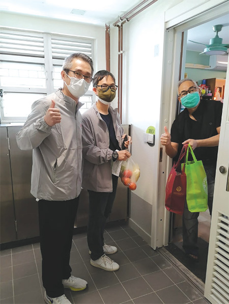 香港紀律部隊義工服務隊(海關小組) 向退休公務員派發防疫物資。