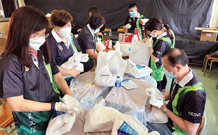 香港海關義工隊以「同心同行，關愛社群」為宗旨，於疫情期間積極參與社區支援工作，服務社會。義工隊包裝防疫物資，準備到小西灣賽馬會老人之家派發。