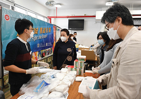 The Department of Justice (DoJ) carried out the packaging of anti-epidemic service bags on 30 March 2022 at Ho Lap College (sponsored by Sik Sik Yuen) in Wong Tai Sin. More than 50 colleagues from different divisions and grades participated in the event.