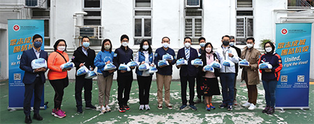 Colleagues from FSTB visited "three-nil" buildings and the transitional housing under Lok Sin Tong Modular Social Housing Scheme in Kowloon City District to distribute anti-epidemic service bags to grass-roots families on 2 April 2022.
