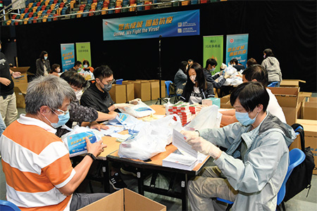 The Leisure and Cultural Services Department (LCSD) arranged over 600 staff to supervise the territory-wide anti-epidemic service bags packaging centres, pack the service bags and oversee their delivery to households all over Hong Kong. LCSD staff also helped at the anti-epidemic service bags distribution points set up for members of the public who had not received the delivery to collect the service bags.