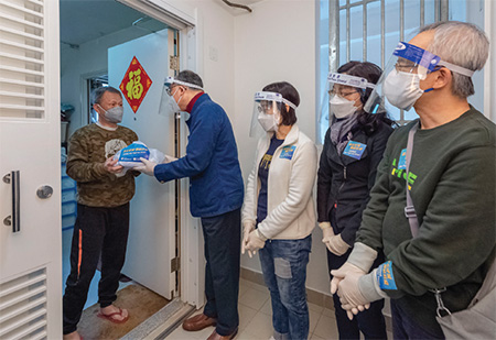 Colleagues from the then THB visited Shek Kip Mei Estate on 2 April 2022 to distribute anti-epidemic service bags to the residents.