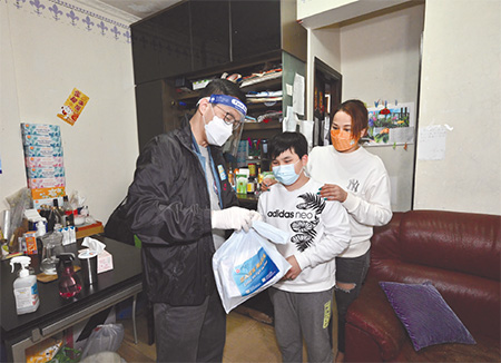 Around 120 staff members of EDB formed 40 volunteer teams to deliver anti-epidemic service bags to grassroots families and families living in 120 "three-nil" buildings in Yau Tsim Mong District on 2 April 2022.