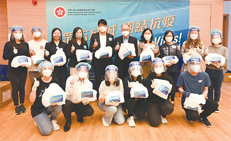 Colleagues from the Transport Branch of the then THB, TD, HyD, the Marine Department (MD) and the Civil Aviation Department (CAD) took part in the packaging of anti-epidemic service bags at Lohas Park Community Hall, Sai Kung.