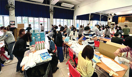 Around 260 colleagues from CSB participated in the packaging of anti-epidemic service bags together on 30 and 31 March 2022 at Tsuen Wan Catholic Primary School as a united effort to fight the epidemic. Colleagues who took part in the packaging work come from different posts of CSB, including officers from the Administrative Officer Grade, the Executive Officer Grade, the Official Languages Officer Grade, the Analyst Programmer Grade and the Clerical and Secretarial Grades, etc. Over 10 retired Administrative Officers at directorate level and colleagues from the Public Service Commission Secretariat also participated voluntarily and helped with the packaging of the anti-epidemic service bags.