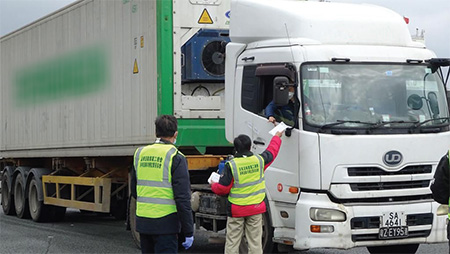 With the assistance of TD, the representatives of goods vehicle trade distributed anti-epidemic service bags to cross-boundary goods vehicle drivers at Shenzhen Bay Port Control Point.
