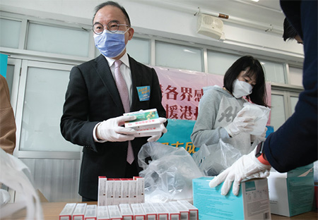 CMAB colleagues distributed anti-epidemic service bags in Wong Tai Sin on 4 April 2022.