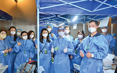 An anti-epidemic team formed by colleagues from CMAB and its departments, conducted "RTD" operations in the specified "restricted area" in Tsui Chuk Garden, Wong Tai Sin and The Wings, Tseung Kwan O on 14 April 2022 and 21 June 2022 respectively. They arranged residents to undergo testing in an orderly manner, and distributed food packs, RAT kits, as well as anti-epidemic proprietary Chinese medicines from the Central Government to them, so as to help them fight against the virus at home.