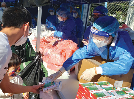 About 120 staff members from various grades under the Financial Services Branch of FSTB and the Official Receiver’s Office (ORO) took part in “RTD” operation at Block 1, Tsui Ning Garden in Tuen Mun on 12 and 13 March 2022.