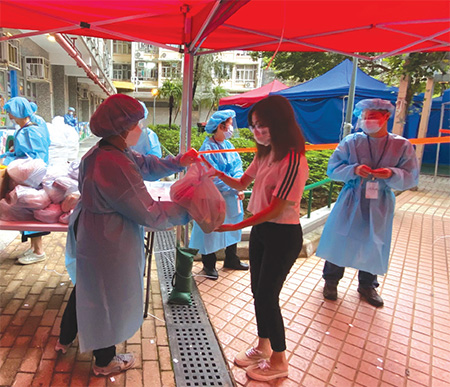 The Inland Revenue Department (IRD) enforced "RTD" and compulsory testing notice in respect of specified "restricted area" in Tak Yam House, On Yam Estate, Kwai Chung on 13 May 2022. Staff members distributed food packs and anti-epidemic proprietary Chinese medicines donated by the Central Government to persons subject to compulsory testing.