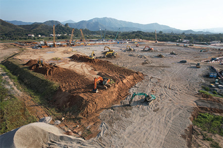 Under the leadership of DEVB, the Civil Engineering and Development Department worked day-and-night to fully support the Central Government-aided Makeshift Hospital and CIFs at the Lok Ma Chau Loop, including site formation, infrastructure construction works and liaison with relevant government departments and public utilities for speedy connection of water, electricity and gas supply and telecommunication facilities. The works was completed at an unprecedented speed for overcoming the pandemic as soon as possible.