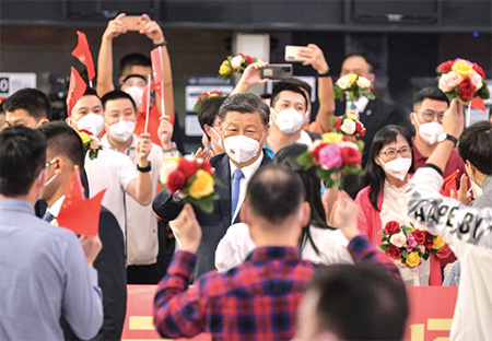 习主席抵达广深港高铁西九龙站时向迎候的学生和民众挥手致意。