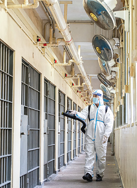 惩教署人员消毒空置囚室，以便收纳荔枝角收押所新的确诊个案。