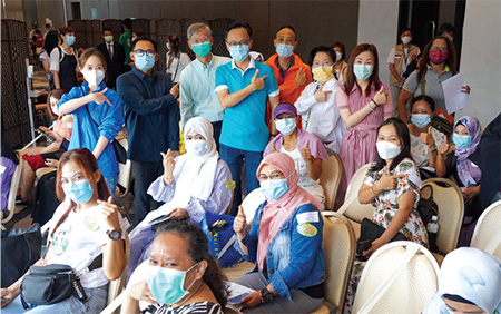 在印度尼西亚共和国驻香港总领事馆的安排下，超过二百六十名印尼人士在铜锣湾一间酒店内，透过公务员事务局安排的外展服务接种科兴疫苗。