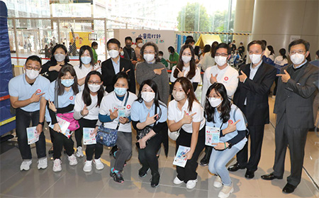 Mrs Yeung (second row, fourth left) and Mr Leung (second row, third left) attended “Children with jabs, parents with ease” activities held by the Government at D·PARK, Tsuen Wan to promote COVID-19 vaccinations for children.