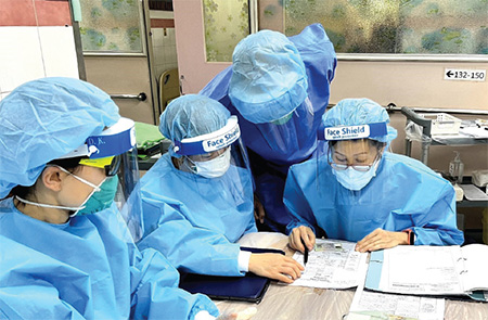 Volunteers assisted medical staff in conducting examination and health evaluation for the elderly in the community.