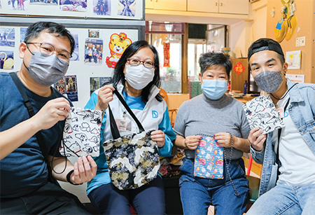 The Director of Drainage Services, Ms Alice Pang (second left) led the volunteers to visit the elderly living alone in Sai Wan Estate, and surprisingly received hand-made bags by her.