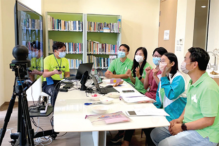 During the epidemic, the volunteer team helped the hostel residents and their families to chat online during the Mid-Authumn Festival.