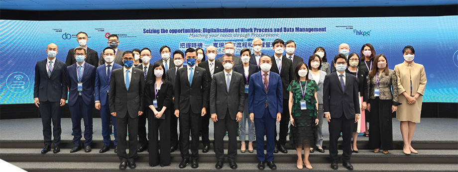 Around 600 officers from more than 60 bureaux and departments and over 20 Heads of Departments attended the event. The Financial Secretary, Mr Paul Chan Mo-po (front row, centre); the Secretary for Financial Services and the Treasury, Mr Christopher Hui Ching-yu (front row, third right); the Permanent Secretary for Financial Services and the Treasury (Treasury), Miss Cathy Chu Man-ling (front row, second right); the Under Secretary for Financial Services and the Treasury, Mr Joseph Chan Ho-lim (front row, first right); the Acting Director of Government Logistics, Ms Tina Leung (front row, second left); the Chairman of the Hong Kong Productivity Council, Mr Sunny Tan (front row, third left); the Executive Director of the Hong Kong Productivity Council, Mr Mohamed Butt (front row, first left); and over 20 Heads of Departments participated in the opening ceremony.