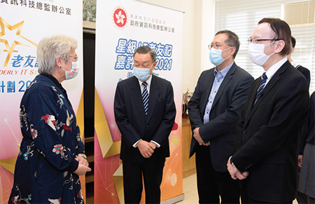 Mr Victor Lam (first right) chatted with Elderly IT Star Granny Lee (first left), of the New Territories West Elder Academies Cluster.