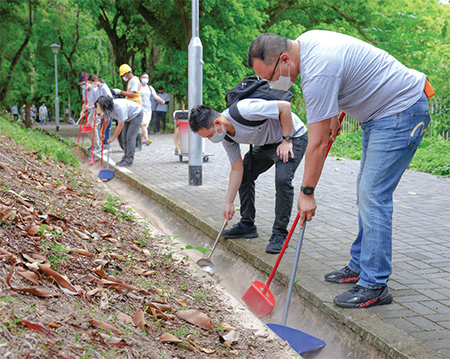 工程团队义工队于雨季前夕为乡郊地区村民清理排水渠，预防水浸。