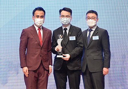 立法会公务员及资助机构员工事务委员会主席郭伟强议员(左一)颁奖予得奖部门代表。