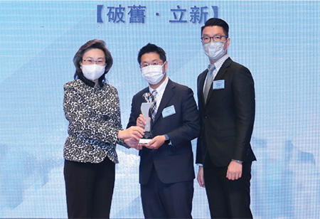 公务员事务局局长杨何蓓茵女士(左一)颁奖予得奖部门代表。