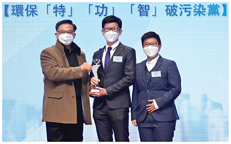 公务员事务局局长杨何蓓茵女士(左一)颁奖予得奖部门代表。