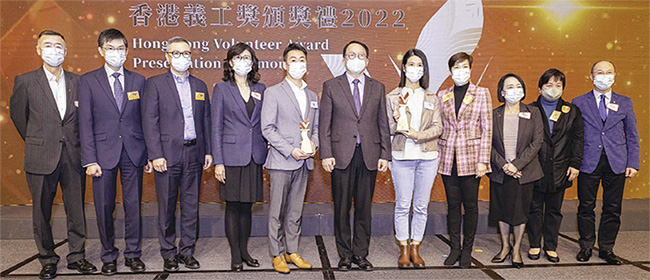 吳玉蘭女士(右五)及李浩賢先生(左五)獲香港義工獎2022頒發「義勇獎」。