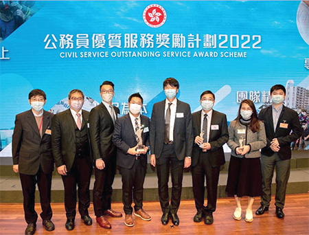 路政署署長陳派明先生(右四)聯同得獎團隊出席公務員優質服務獎勵計劃2022頒獎典禮。
