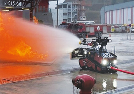 滅火機械人操作員利用遙控器的熱成像顯示功能，遙距監測火源狀況並進行滅火工作。