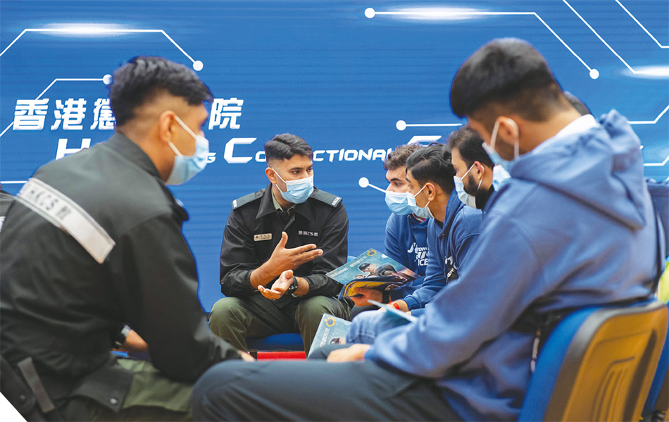 懲教署非華裔職員與非華裔青少年交流，幫助他們解決求職疑難。
