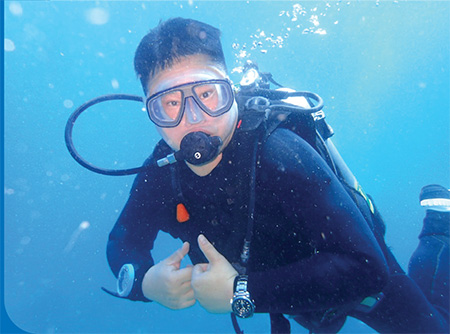 黃先生喜歡各式各樣的戶外活動，當中包括潛水，並已取得救援潛水員和高氧空氣潛水員認證。