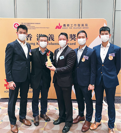 Mr Terry Wu Sit-hung, Captain (second left) and Mr Chow Chin-choi, Vice-captain (centre) of HKFSDVT received the Award at Hong Kong Volunteer Award Presentation Ceremony 2022.