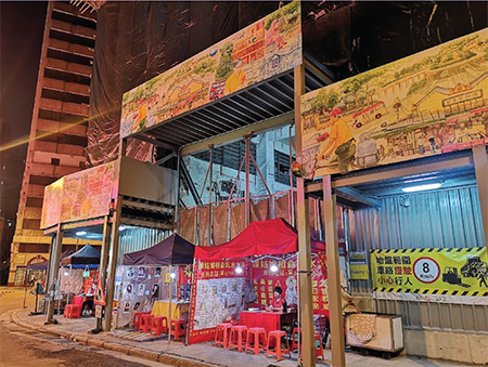 Unique design of temporary covered walkway suits the hawker stalls in the vicinity.