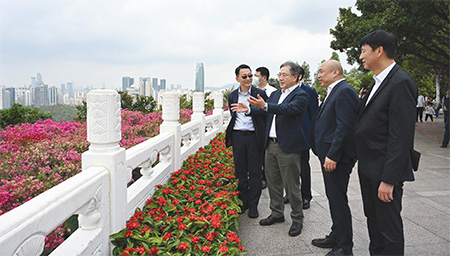 卓副司长(左二)联同路政署署长陈派明先生(右一)和康乐及文化事务署署长刘明光先生(左一)访问深圳，了解当地的园林绿化及美化城市景观措施，以供香港参考。