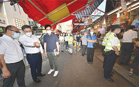 卓副司长(左二)到访观塘瑞和街，视察食物环境衞生署和警方打击店铺阻街的联合行动。