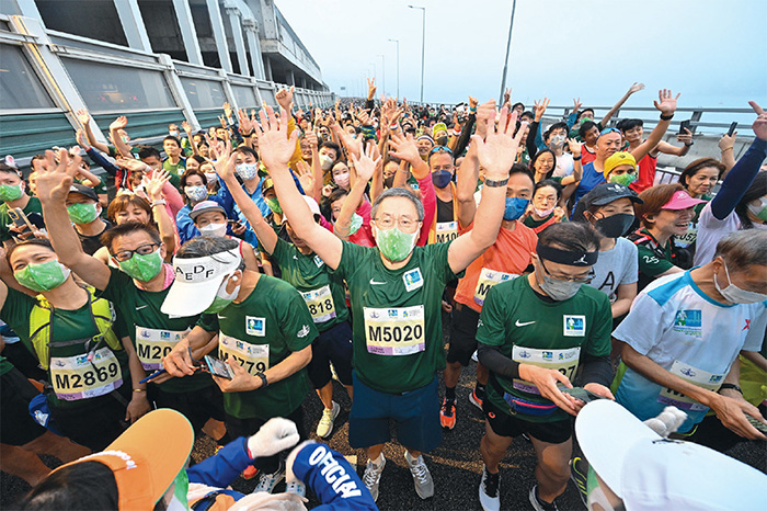 卓副司长相隔十多年再次参加香港马拉松的十公里赛事，并且顺利完成。